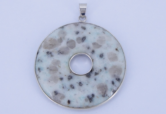 NGP615 5pcs 6*41mm kiwi stone with brass setting donut pendants