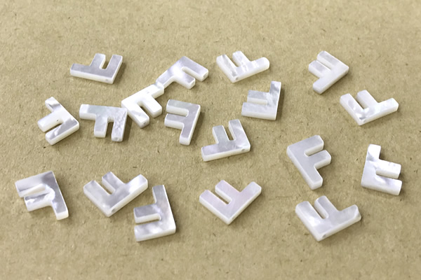 Shel20 8*10mm Natural White Shell Alphabet Letter Pendant