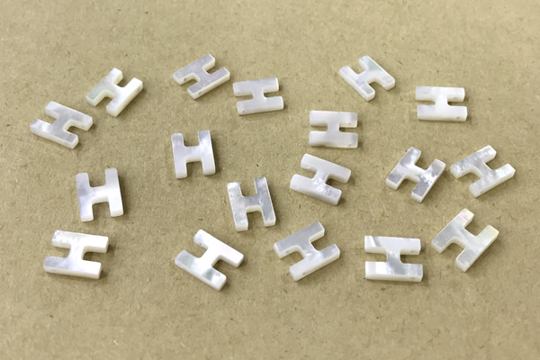 Shel22 8*10mm Natural White Shell Alphabet Letter Pendant