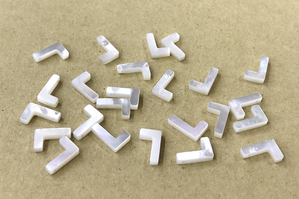 Shel26 6*10mm Natural White Shell Alphabet Letter Pendant