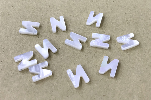 Shel28 8*10mm Natural White Shell Alphabet Letter Pendant