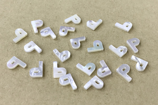 Shel30 7*10mm Natural White Shell Alphabet Letter Pendant