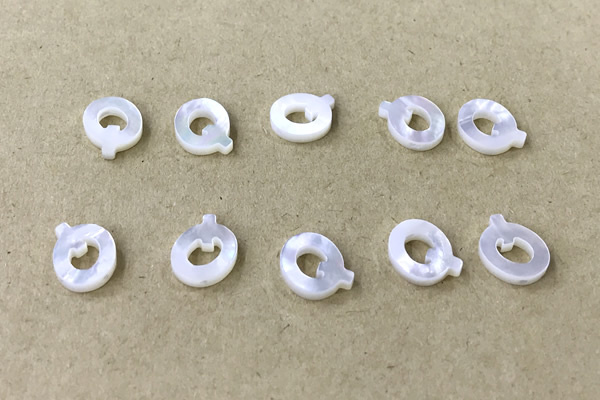 Shel31 8*10mm Natural White Shell Alphabet Letter Pendant