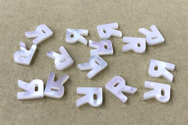 Shel32 8*10mm Natural White Shell Alphabet Letter Pendant