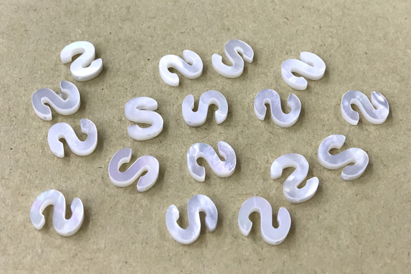 Shel33 8*10mm Natural White Shell Alphabet Letter Pendant